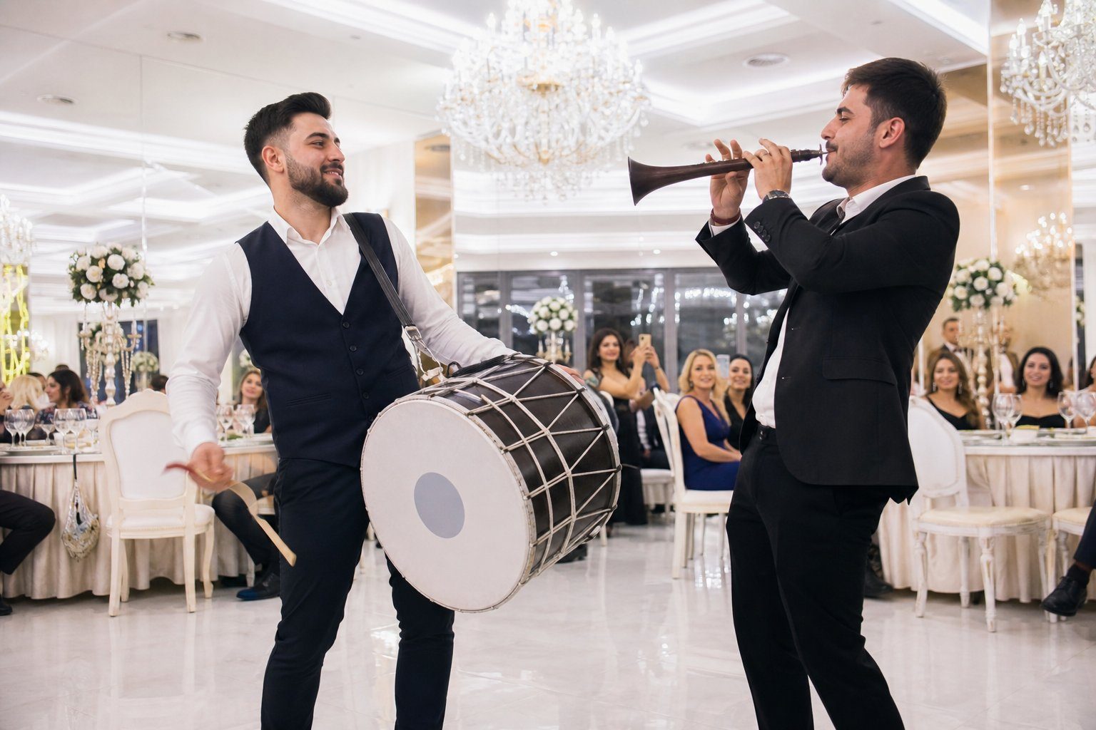 Düğünde halay davul zurna